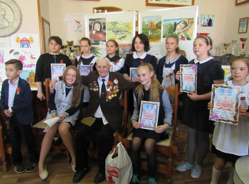 Ветеран Великой Отечественной войны встретился со школьниками в музее перед Днем Победы
