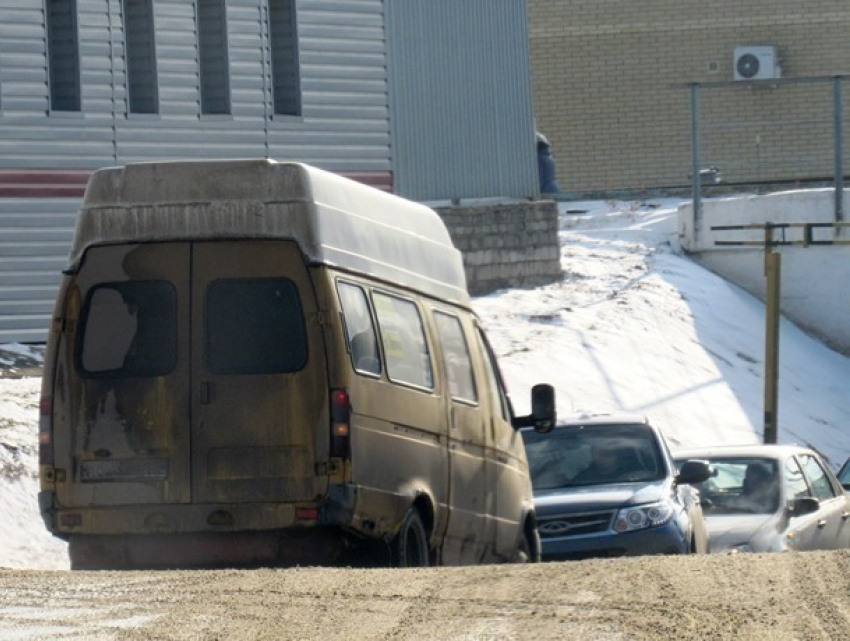 Газель с иногородними бегунами создала затор возле туннеля в центре Морозовска и попала на видео