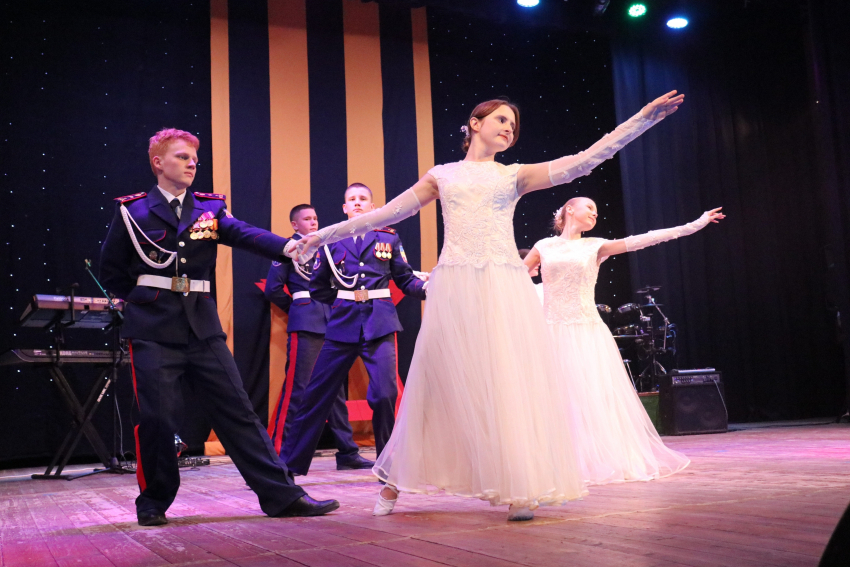 День героев Отечества отметили концертом в Морозовском районе