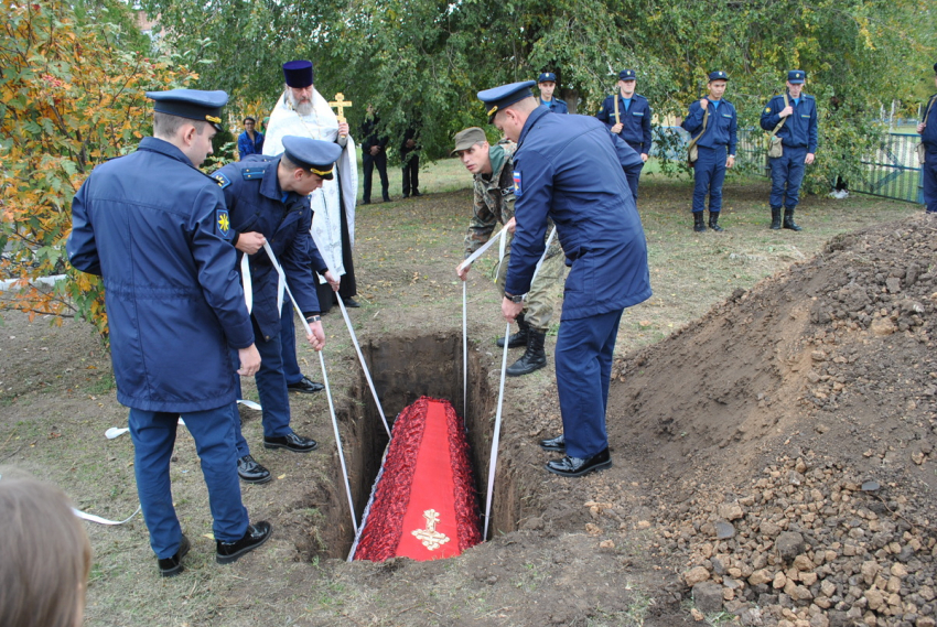 Останки двух советских летчиков торжественно перезахоронили в станице Вольно-Донской 