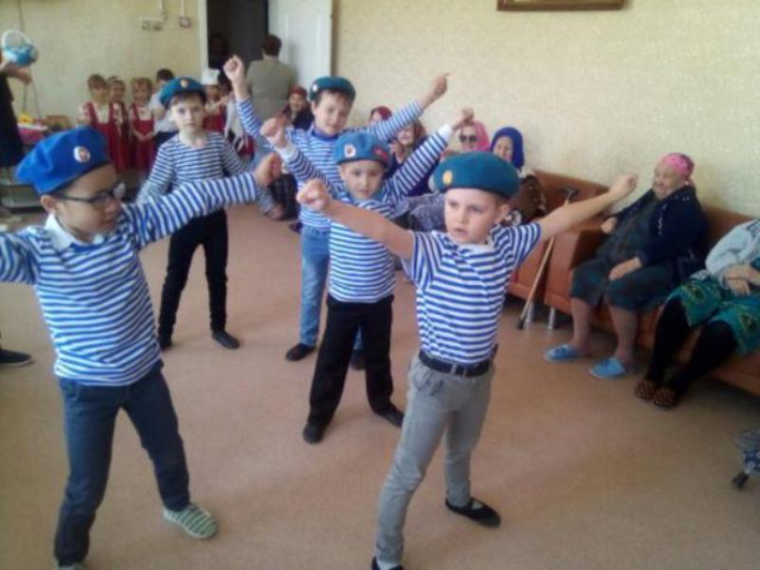 Концертную программу «Весенние мотивы» подготовили дошколята для подопечных ЦСО Морозовска