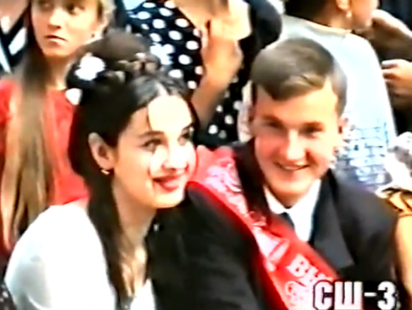 Видео прошлых лет: Выпускники 1997 года в школе №3 Морозовска танцевали под музыку ВИА «Берег» 