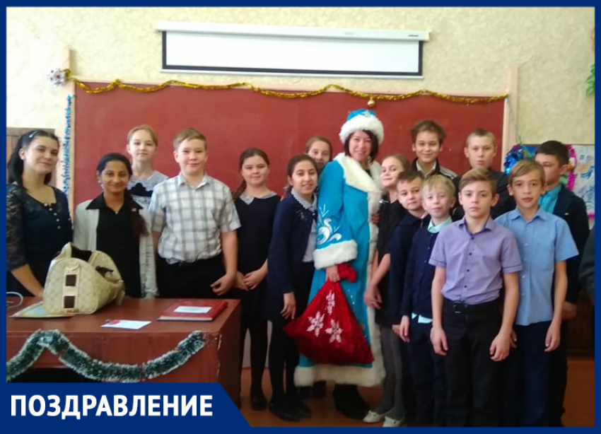 Елену Андреевну Колесникову с Днем учителя поздравили шестиклассники