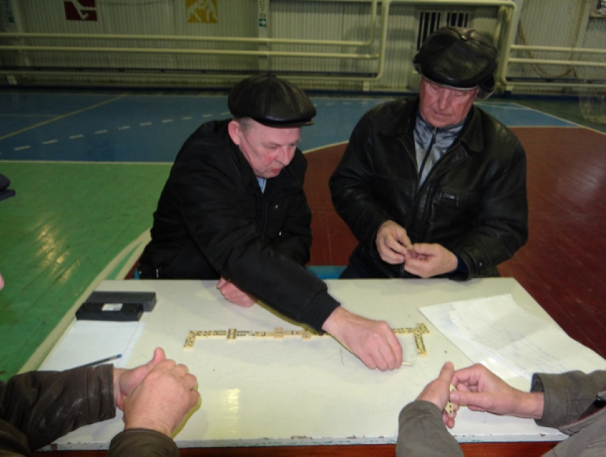 Азартно впечатывали кости в стол участники первенства по домино в Морозовске