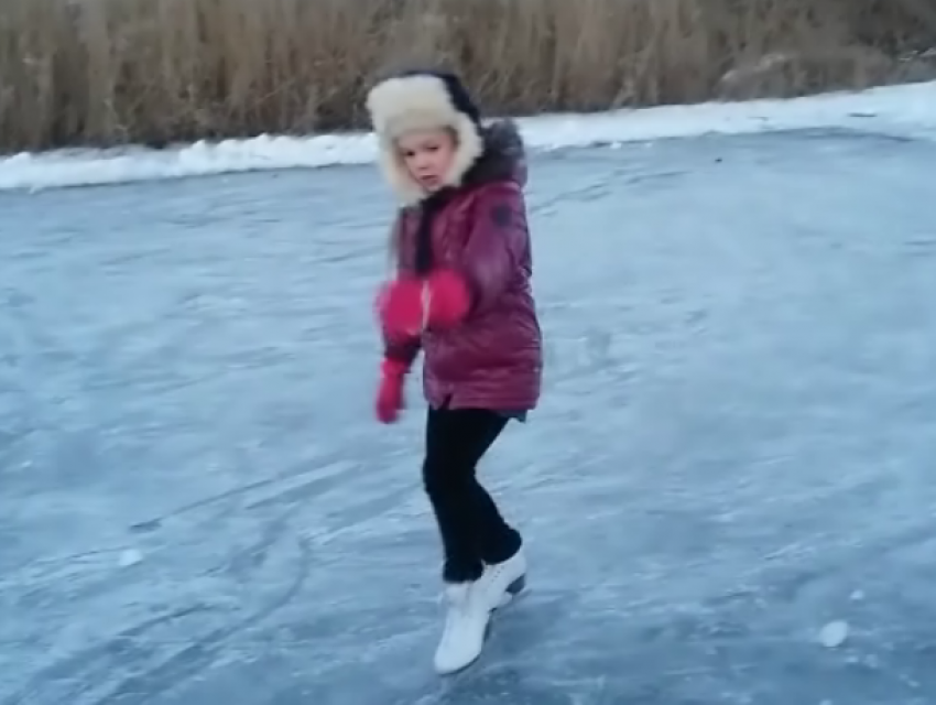 Маленькая фигуристка на импровизированном катке поразила морозовчан и попала на видео
