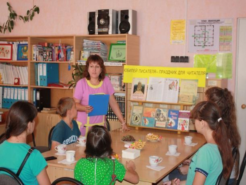 Громкие чтения по сказке «Мороз Иванович» организовали для детей в детском отделе имени Крупской