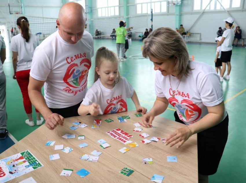 Семья Текучевых из школы №6 оказалась лучшей на соревнованиях «Папа, мама, я - спортивная семья» в Морозовске