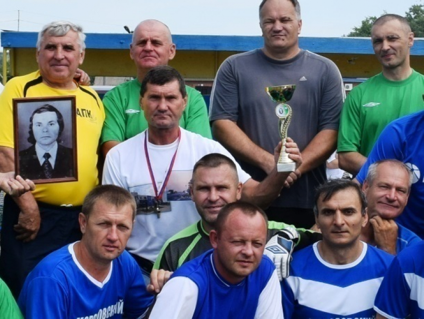 Ветераны сборной сельских поселений обошли команду Морозовска и взяли кубок по футболу