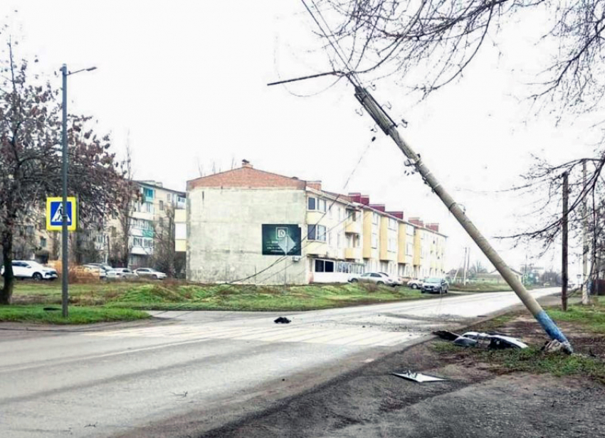 ДТП оставило улицу Пламя Революции без движения: опора освещения снесена