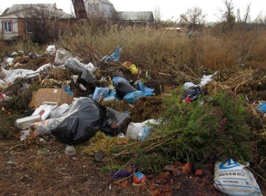 Залежи мусора с улицы Крылова в Морозовске вывезли после публикации в «Блокноте"
