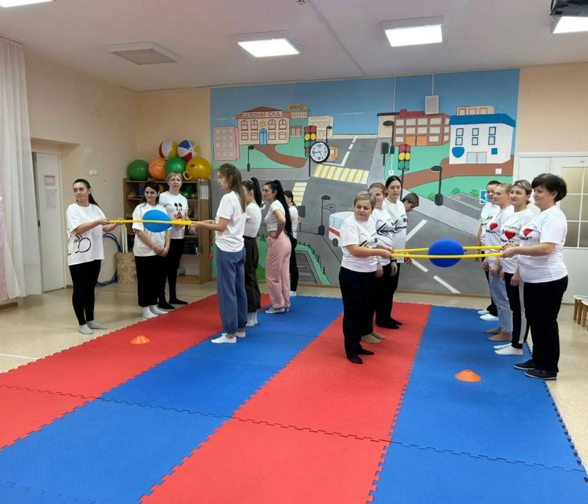 В детском саду «Жемчужинка» педагоги сразились с родителями в быстроте и ловкости