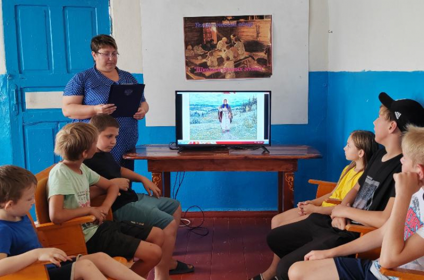 Как учились в школах разных эпох, рассказали детям в Сибирьчанском сельском клубе