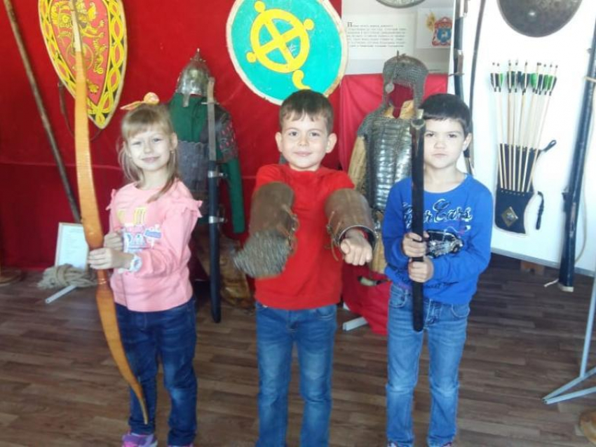 С военной атрибутикой русских воинов средневековья познакомились дошкольники в краеведческом музее Морозовска