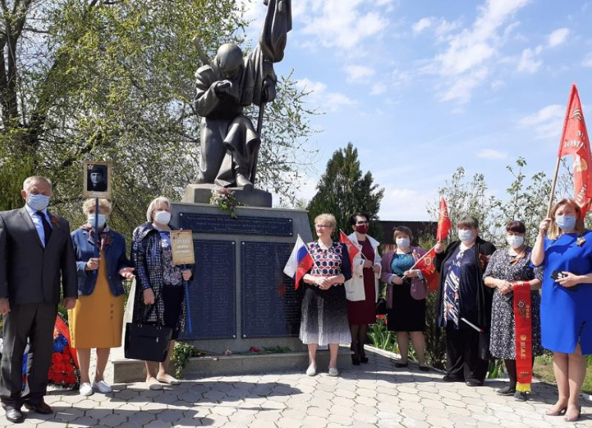 Жители станицы Вольно-Донской возложили цветы к мемориалу и воинскому захоронению
