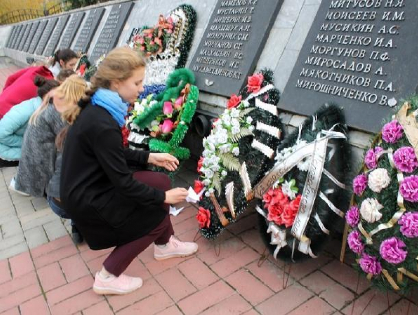 Память павших на полях сражений почтили в Морозовске в праздник «Белых журавлей"