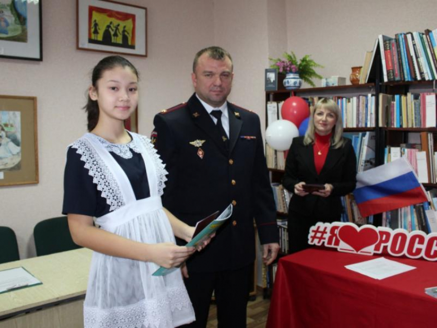 День Конституции: 14-летним гражданам Российской Федерации в Морозовске вручили первые паспорта 