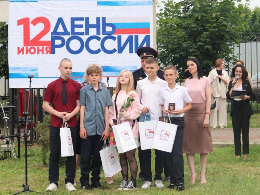 14-летним морозовчанам торжественно вручили паспорта в День России
