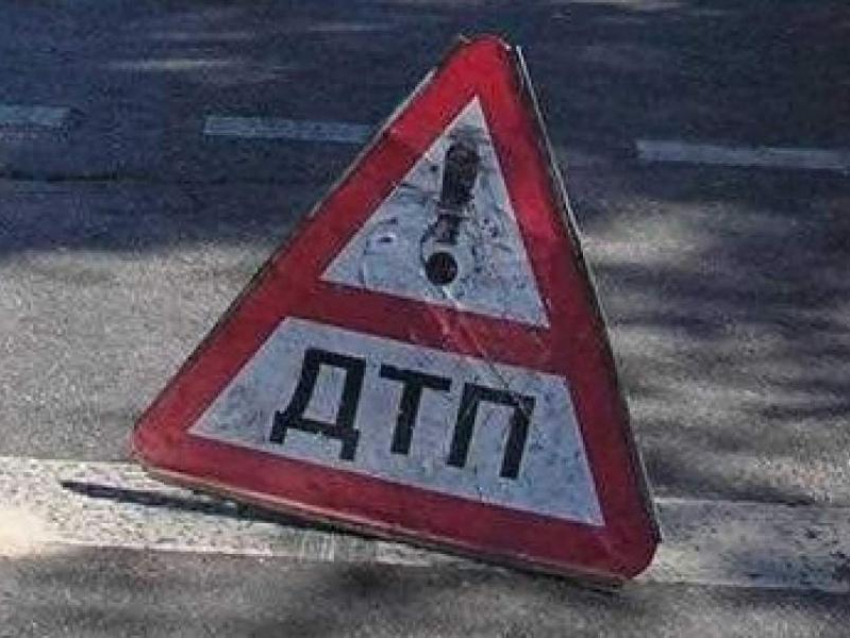 Пассажир врезавшегося в огражение автомобиля погиб на трассе Морозовск-Цимлянск-Волгодонск 