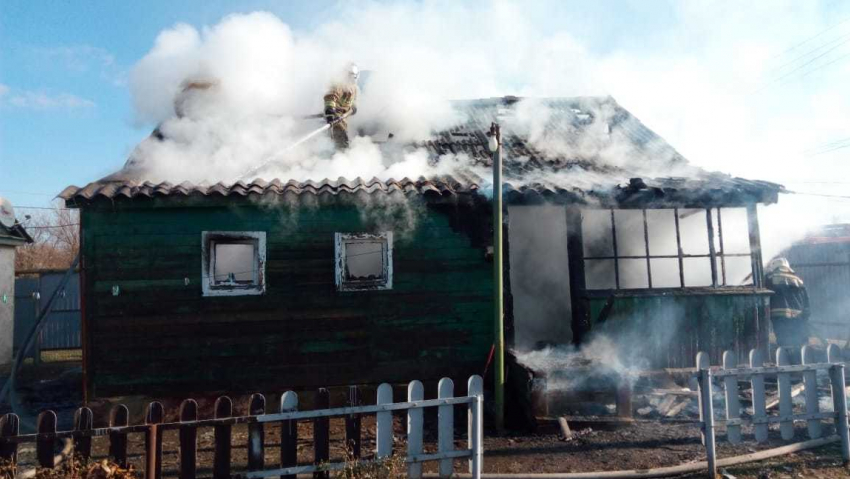 Частный дом сгорел на улице Пламя Революции в Морозовске