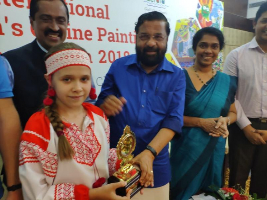 Художница из Морозовска получила награду из рук министра туризма Индии Кадакампалли Сурендрана