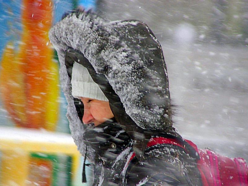 Небольшой снег будет идти в Морозовске в течение всего дня