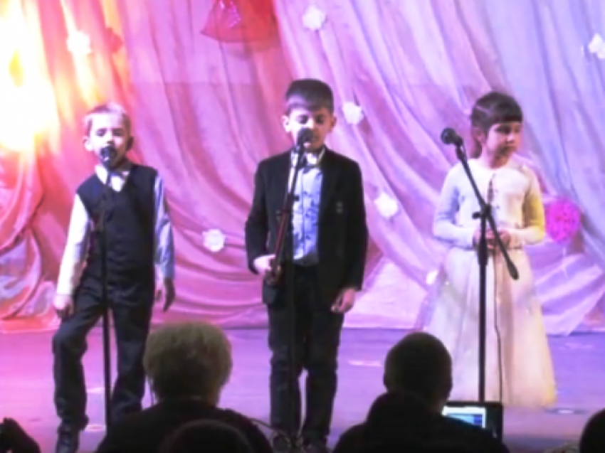 Забавная стихотворная сценка о детях ко Дню матери в Доме офицеров Морозовска попала на видео