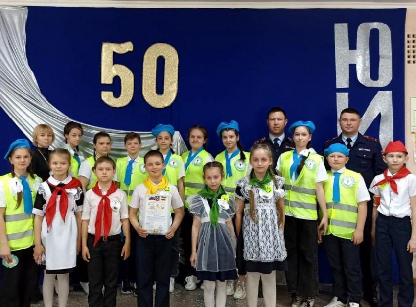 Юные инспекторы дорожного движения Морозовского района приняли участие в конкурсе «По безопасной дороге ЮИД 50 лет»