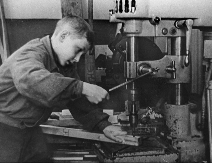 Календарь Морозовска: К 27-й годовщине Октября работающие подростки обещали перевыполнить план в полтора-два раза