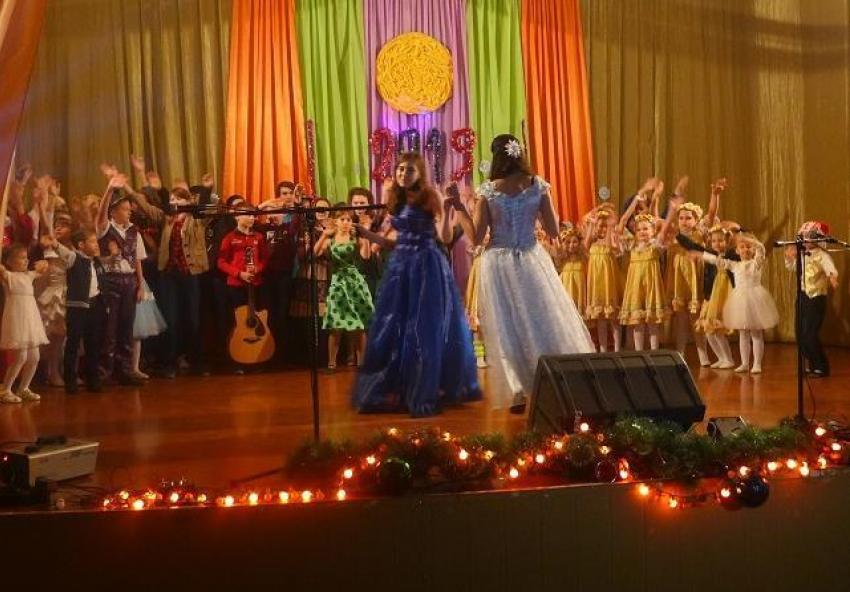 По-домашнему теплый концерт подготовили педагоги и воспитанники Дома детского творчества в Морозовске
