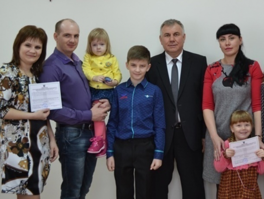 Молодым семьям в Морозовске вручили сертификаты на улучшение жилищных условий 