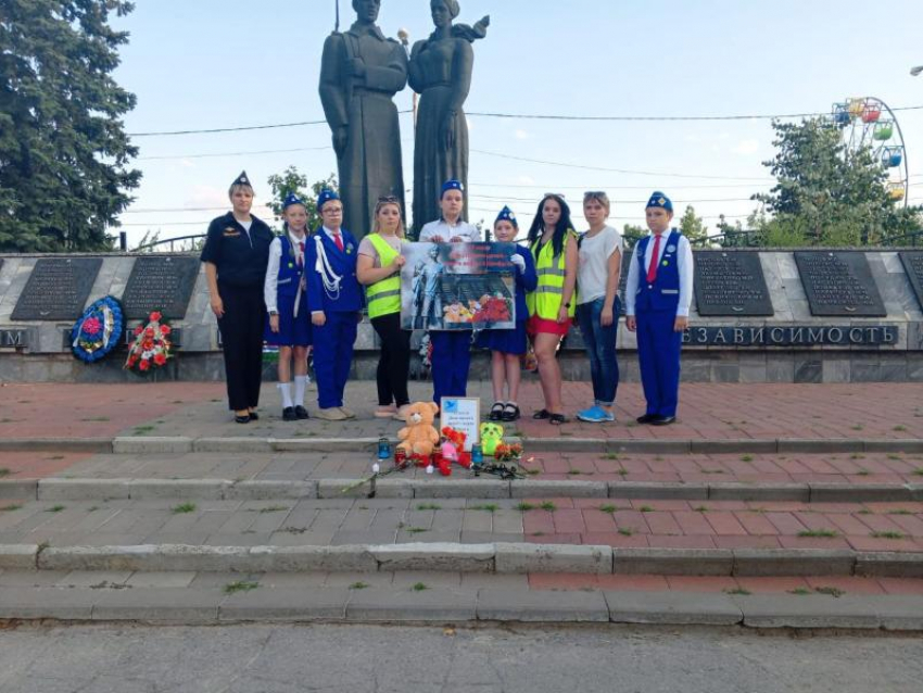 Минутой молчания морозовчане почтили память детей — жертв войны в Донбассе 