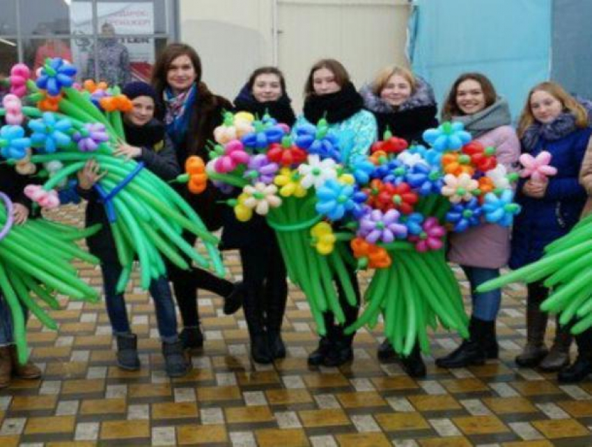 Праздничная акция «Дарите женщинам цветы!» прошла в Морозовске 8 марта