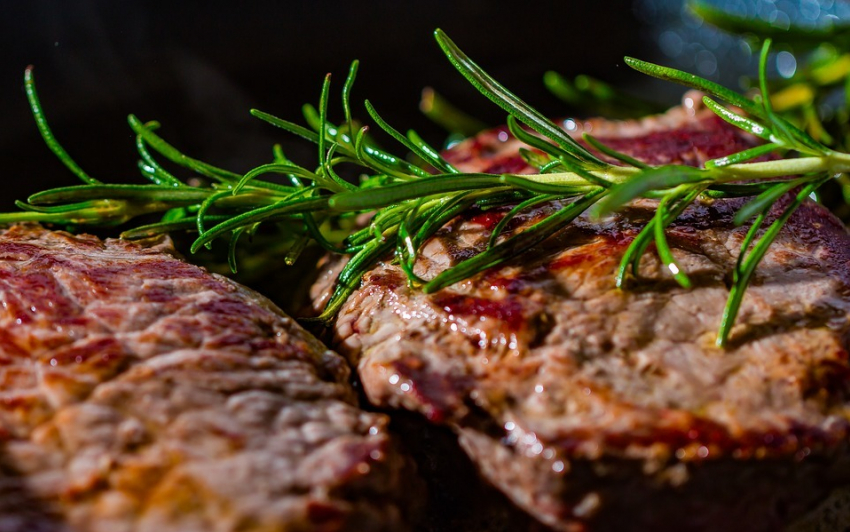 Шашлычки из домашнего мяса и колбаса к новогоднему столу: магазин «Мой мясной"