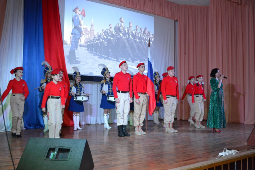 Три ярких патриотических концерта к Дню защитника Отечества прошли в доме офицеров в Морозовске