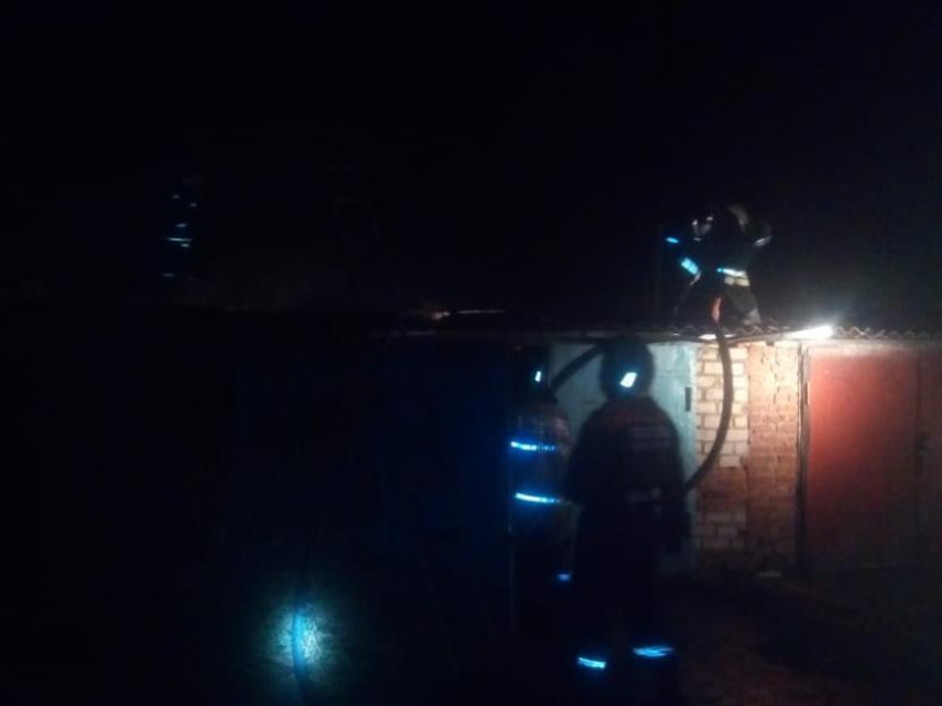 Три гаража были повреждены пожаром в Морозовске