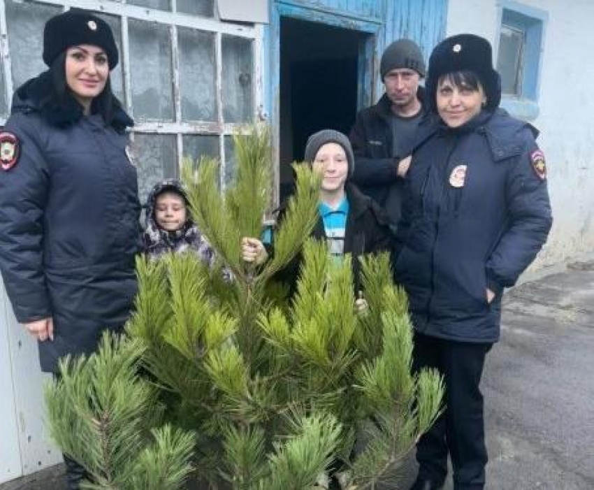 Полицейские поздравили семью Харахординых из Морозовска и подарили им елку 