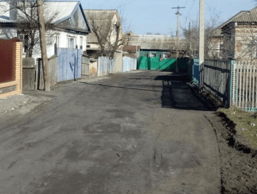 Грунтовую дорогу в переулке Газетный и на улице Гагарина в Морозовске выровняли автогрейдером