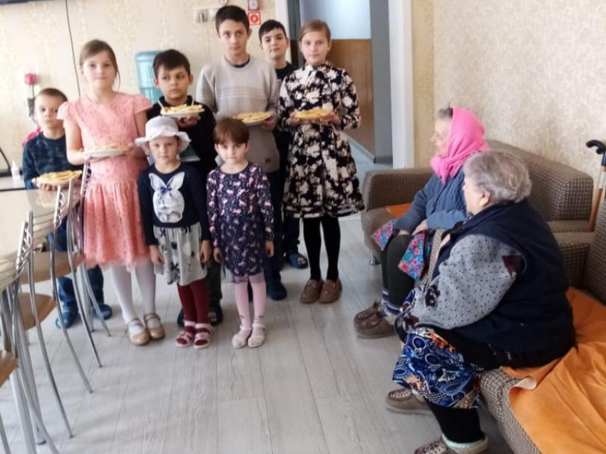 Дети из Морозовского приюта навестили граждан пожилого возраста