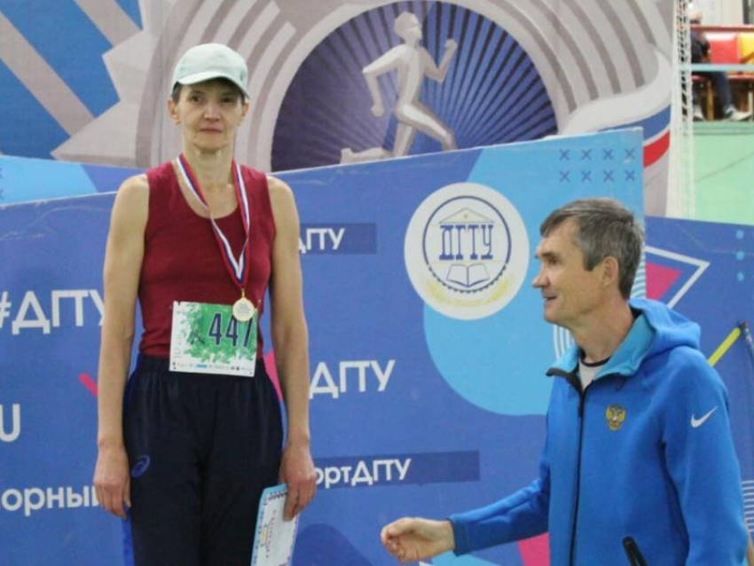 Учитель физкультуры из Морозовского района завоевала золото на областных соревнованиях по легкой атлетике 
