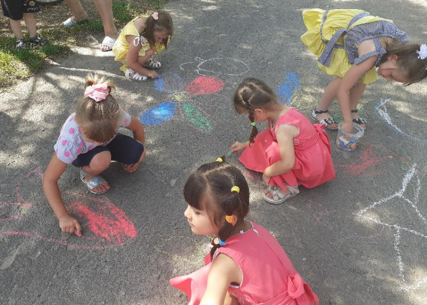 Разноцветное лето: необычную выставку детского рисунка провели в Вольно-Донском доме культуры