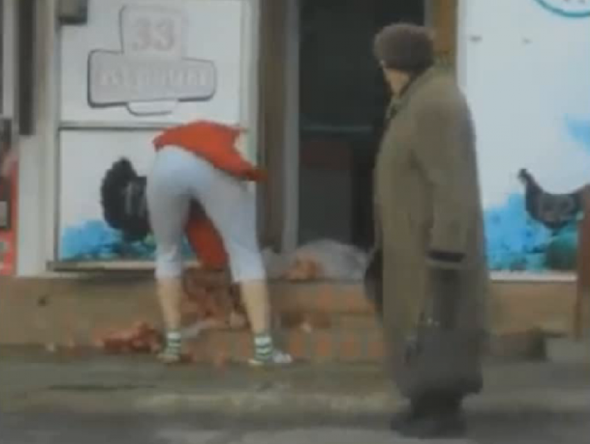 Мороженное мясо продавщица без стеснения разбирала прямо на ступенях магазина в Морозовске