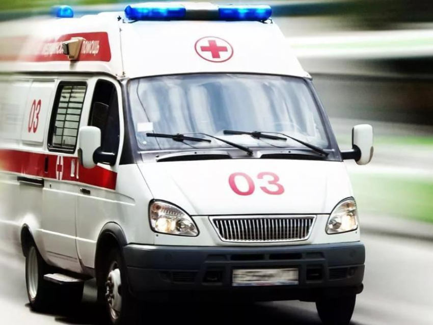 Двое пострадавших: на трассе под Морозовском «легковушка» врезалась в прицеп КамАЗа