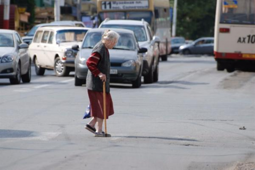 Стали известны подробности наезда на 87-летнюю женщину из Морозовска