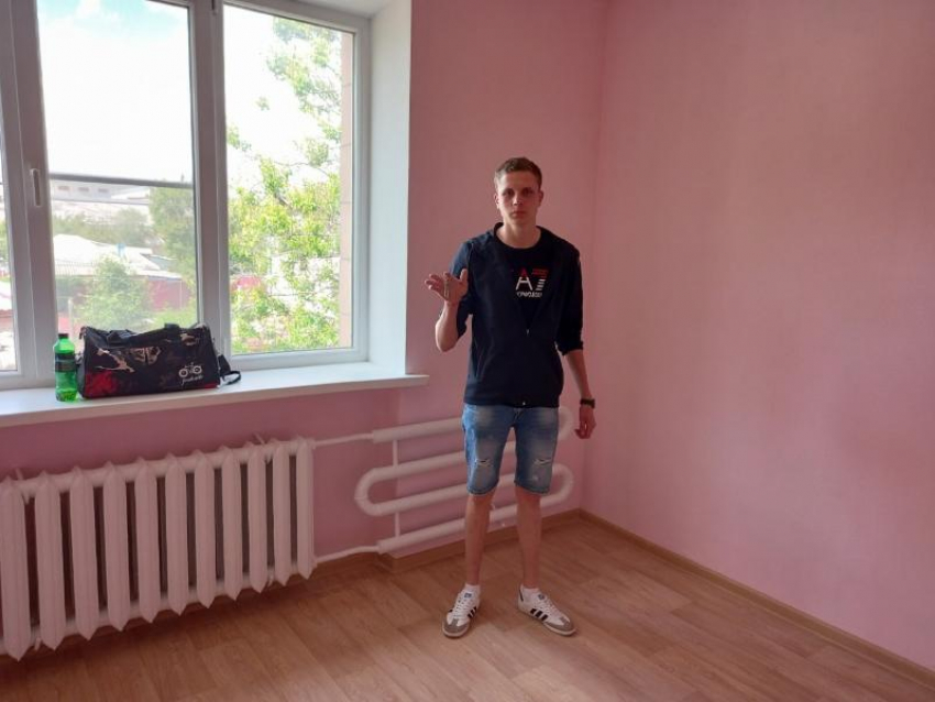 Морозовчанину Александру Луневу торжественно вручили ключи от благоустроенного жилья