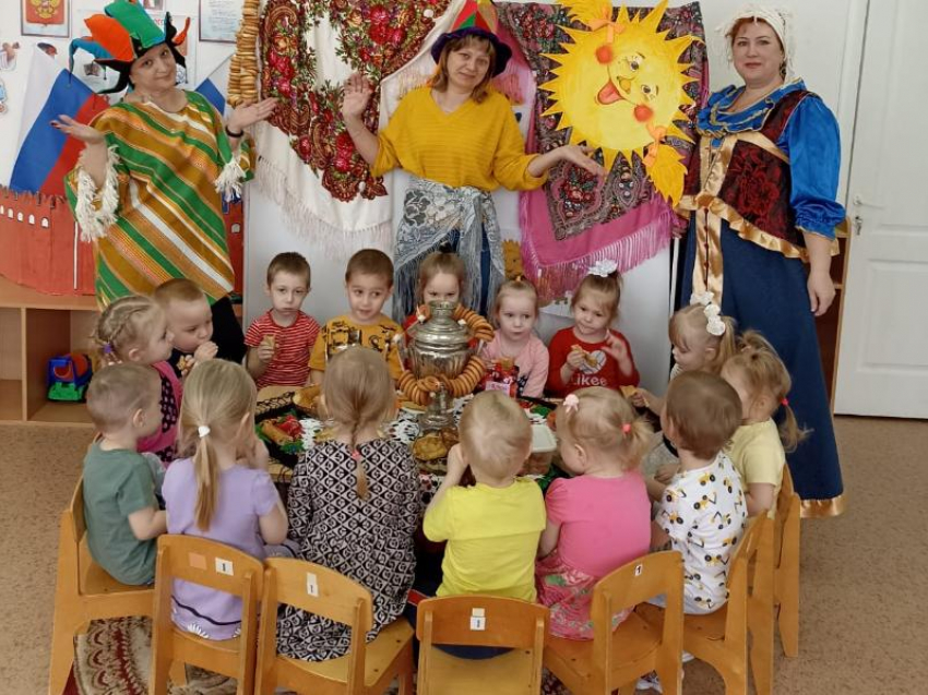 Вкусно и весело отметили Масленицу дошколята в морозовском детском саду «Сказка"