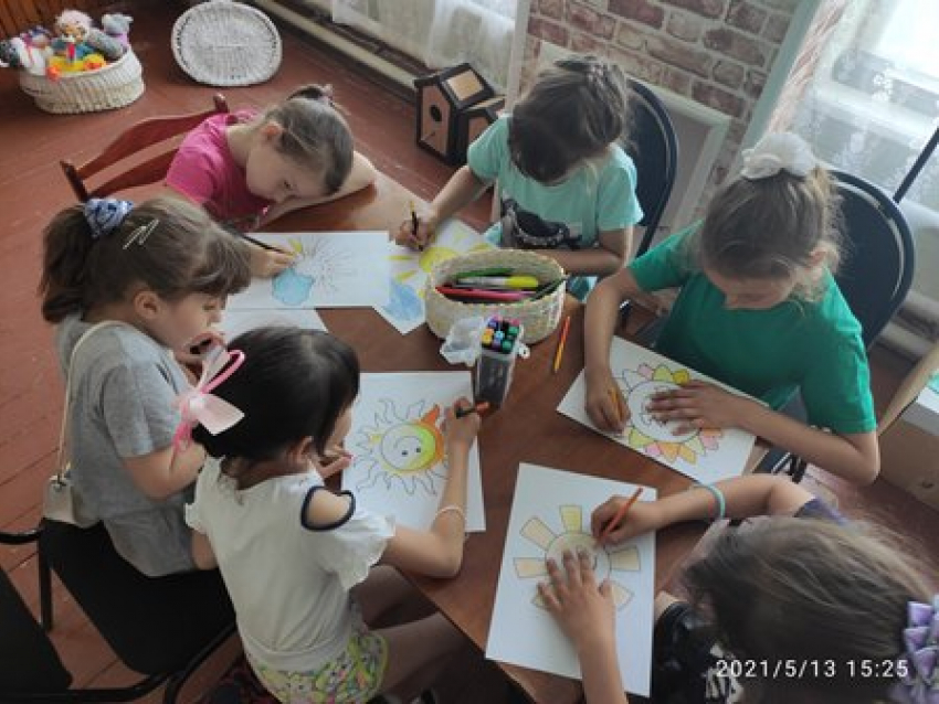 «День Солнца»: детям в Вишневском сельском клубе рассказали о звезде, которая дарит тепло всему живому