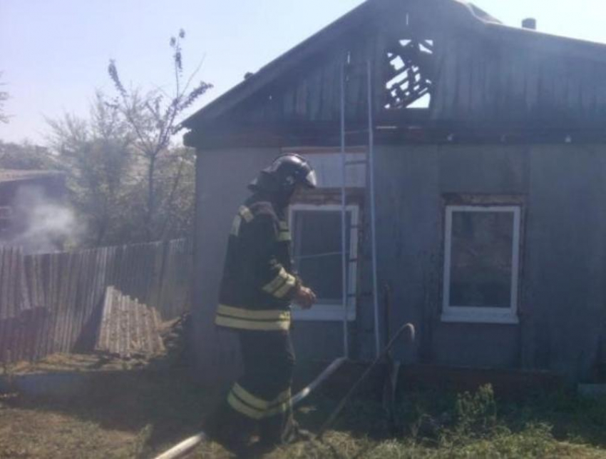 На улице Котельникова в Морозовске загорелся частный жилой дом