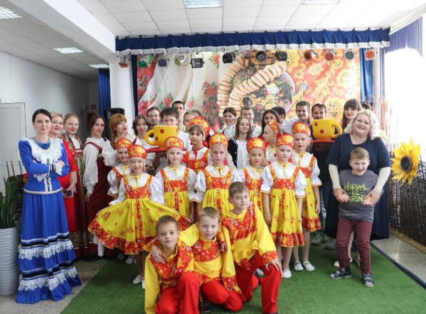 Настоящее народное гуляние с русскими песнями и танцами посетили юные морозовчане в рамках программы «Пушкинская карта»