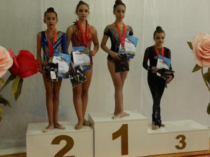 Золото и серебро завоевали морозовчанки на соревнованиях по художественной гимнастике в Нальчике