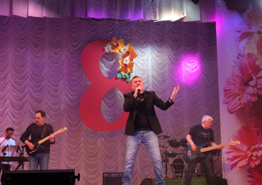 На концерте к 8 марта в Морозовске выступил гость, который обещал, что обязательно ещё споёт на сцене нашего города